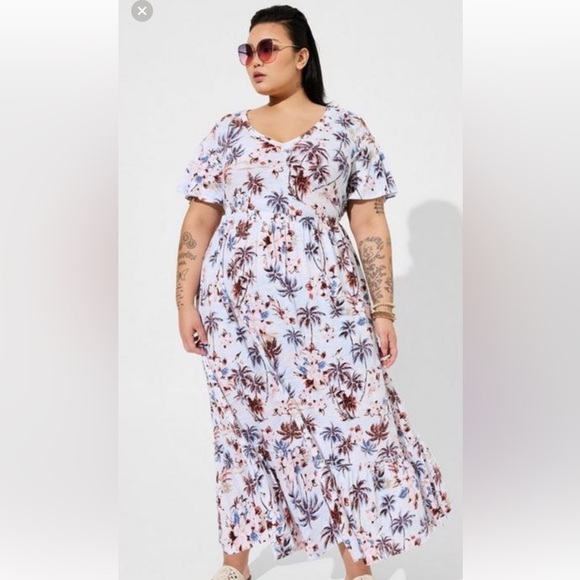 torrid Dresses & Skirts - NWT Torrid maxi dress in 4X with flutter sleeves, bottom ruffle